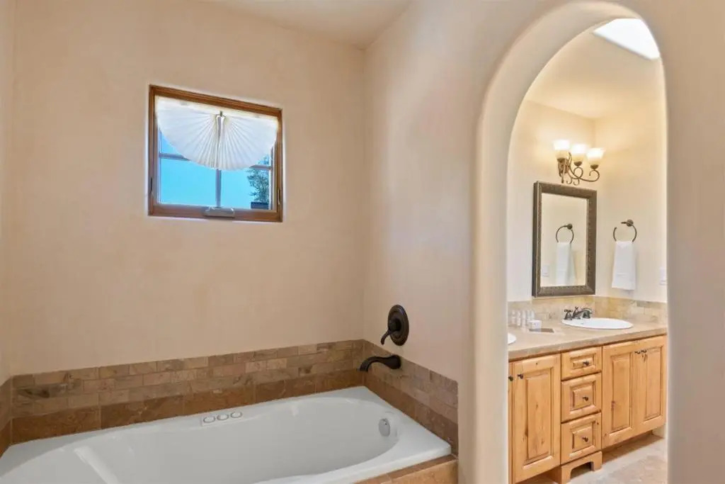 Casa Nona - Pristine Home in the Railyard District, Walk to The Plaza