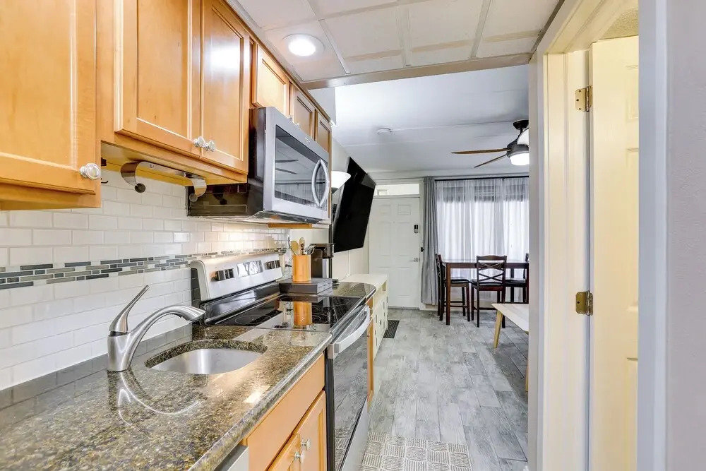 Wildwood Condo w/ Community Pool: Walk to Beach!