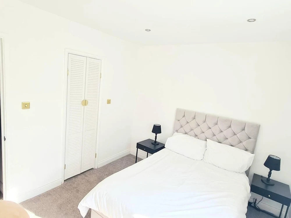 Charming 2-bed House in London