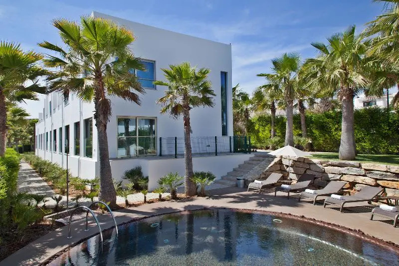 Luxury Villa Heated Pool, walk to São Rafael Beach, Albufeira