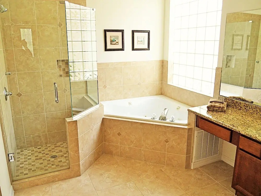 CP206MD - 5 beds with pool & heated hot tub , Davenport, US
