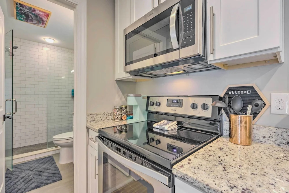 Updated Savannah Apartment - Walk to Forsyth Park!