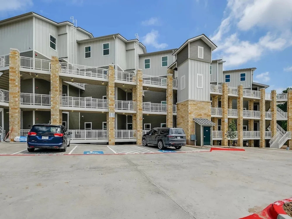 Ag 303 Gruene Penthouse Retreat 4 Bedroom Condo by RedAwning