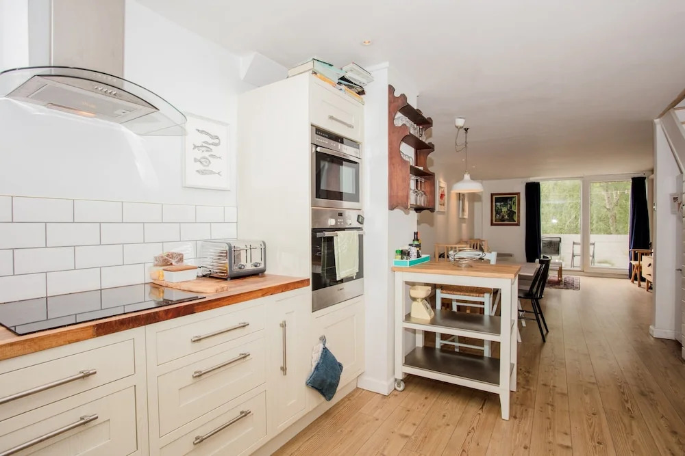 Spacious 2 Bedroom Flat With Communal Garden