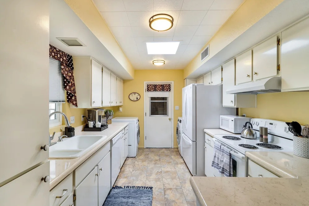 5 Mi to Ocotillo Golf Course: Chic Sun Lakes Home!
