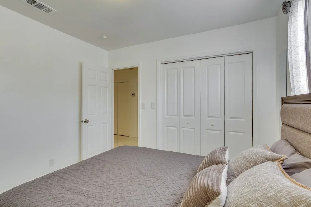 West Palm Beach Apartment 3 Mi to Shore!