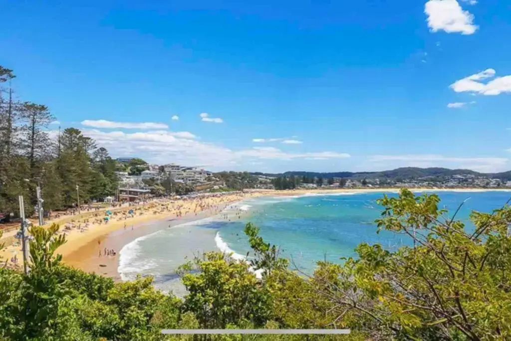 Quiet private getaway, private gym walk 2 beach