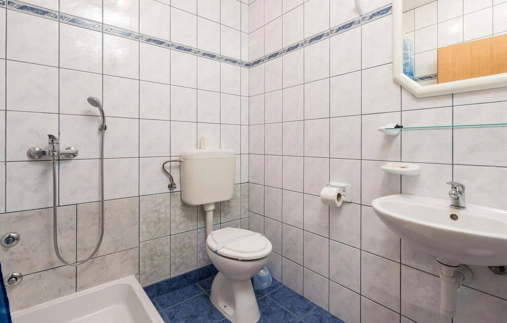 Beautiful Apartment in Lopar With 3 Bedrooms and Wifi