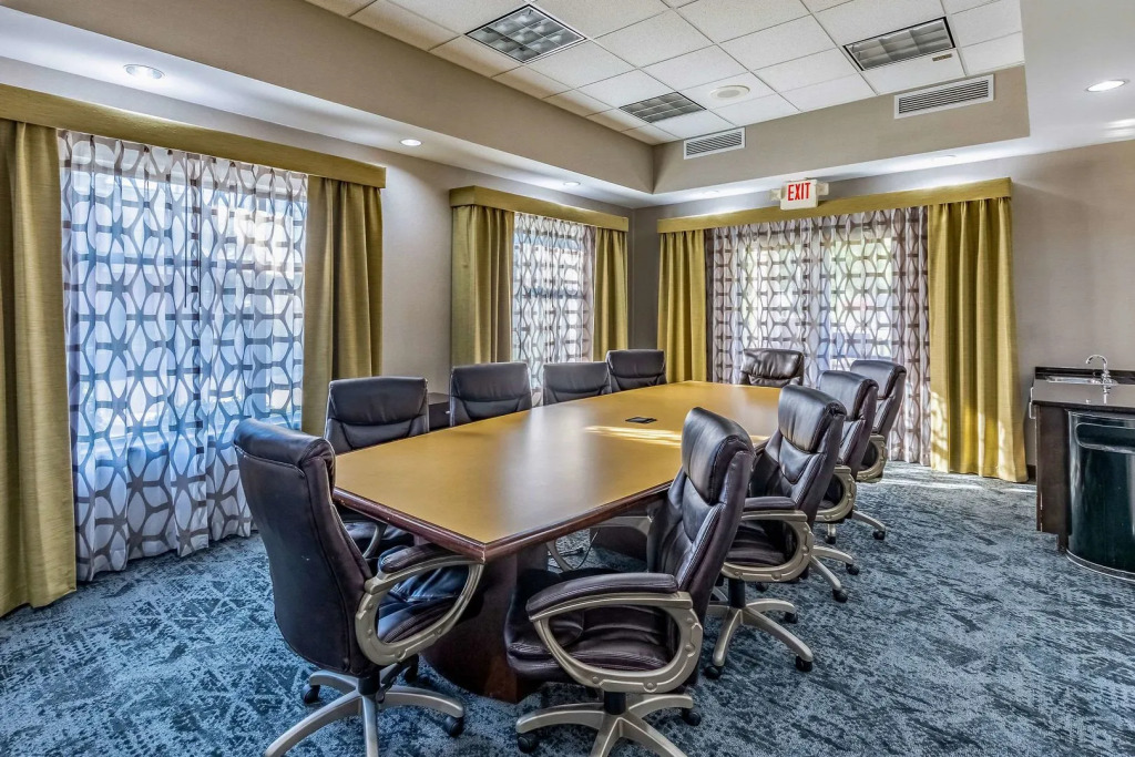 Отель Holiday Inn Express & Suites Lexington