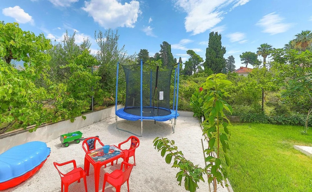 Cozy Home In Kastel Kambelovac