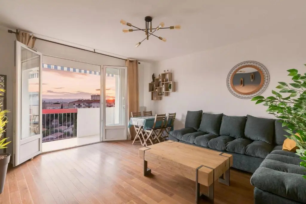 Apartment in residence free parking balcony sunset