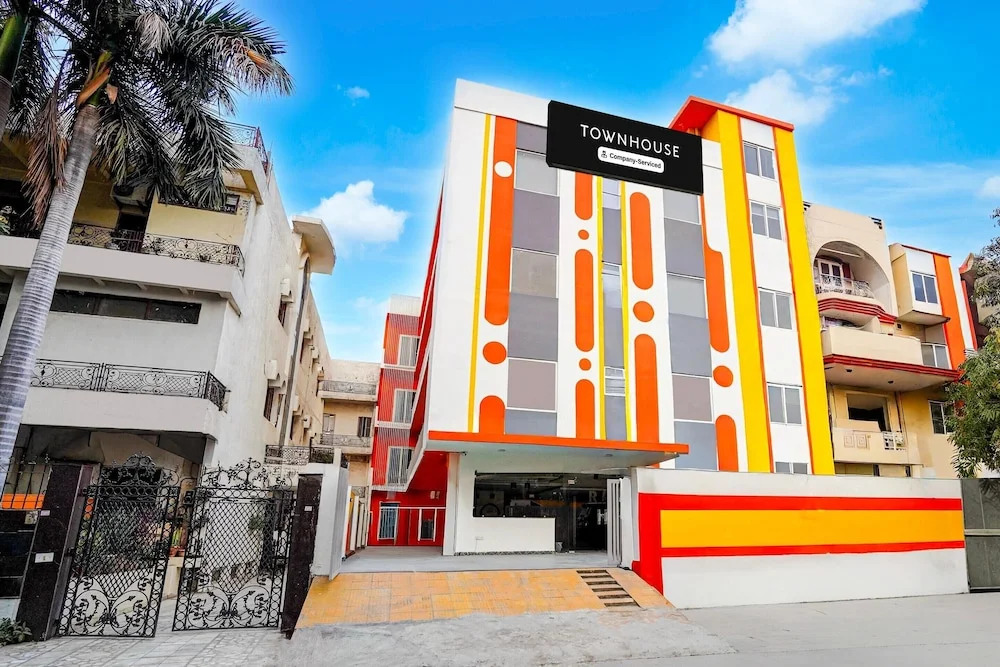 Townhouse Oak Sector 18 Metro Station Formerly Raasha Inn