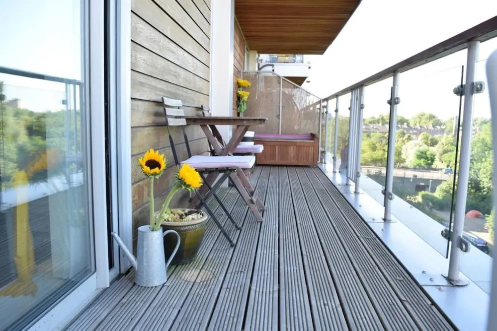 East London 2 Bed Flat With Balcony