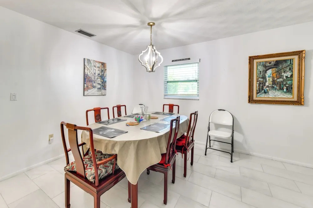 5 Mi to Venice Beach! Remote-work-ready Retreat