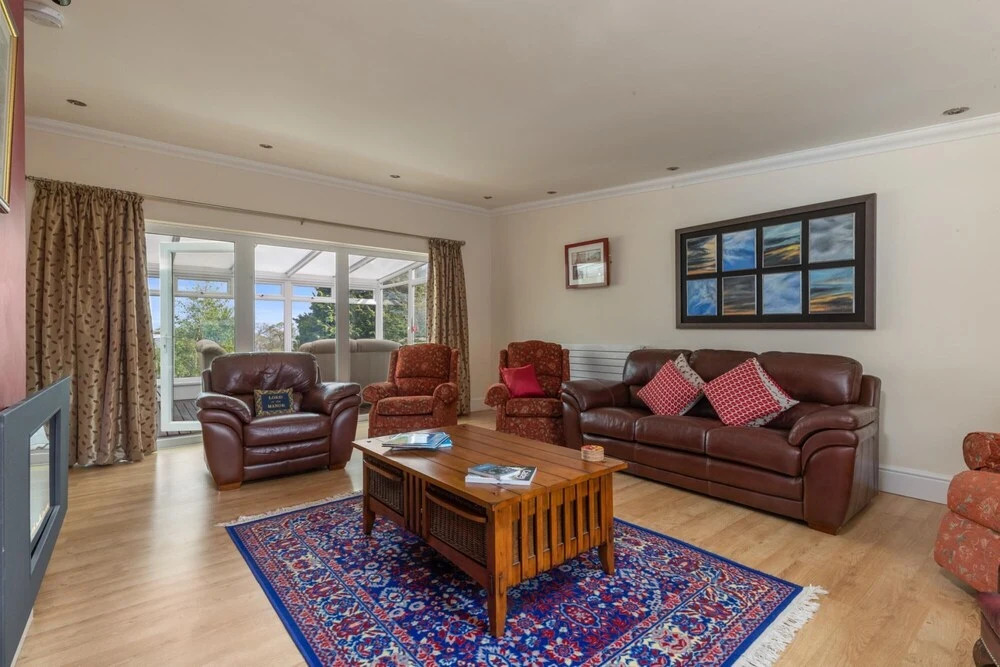 Sunningdale - Beach Side Cottage, Sea Views, Parking