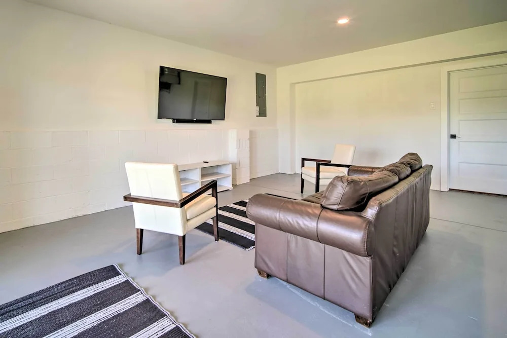 Gorgeous Newly Built Home: Golf Course View!