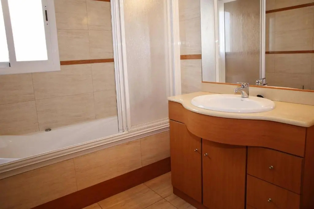 AT130 Casa con piscina privada, aire acondicionado y garaje