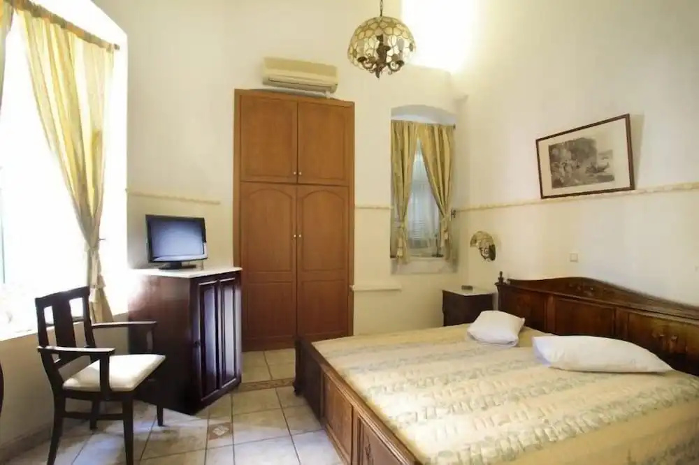Monte Kristo Hotel