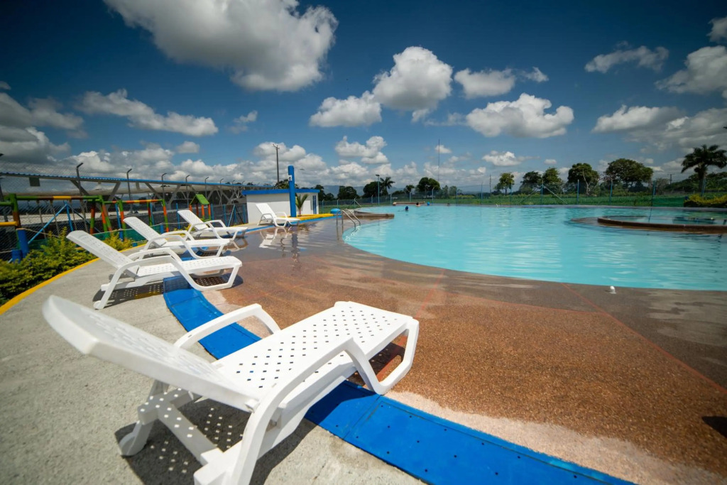 Apartamento con Parqueadero Piscinas y Wifi en Montenegro a 5 min del Parque del Café