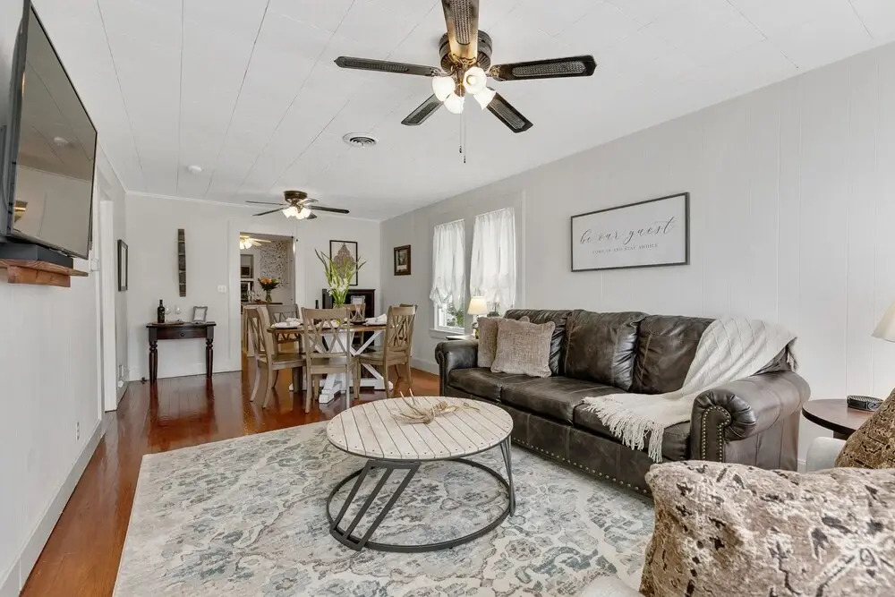 New! Charming Haus Near to Main St!
