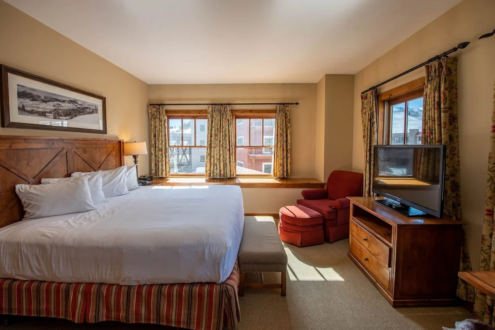 Spacious 3 Bedroom Condo with Balcony in Mountaineer Square 3 Condo - No Cleaning Fee! by RedAwning