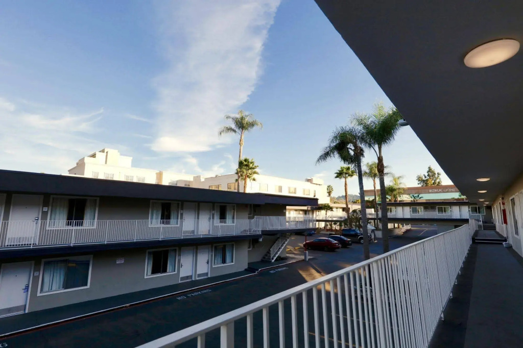 The Sojourn Los Angeles - Sherman Oaks