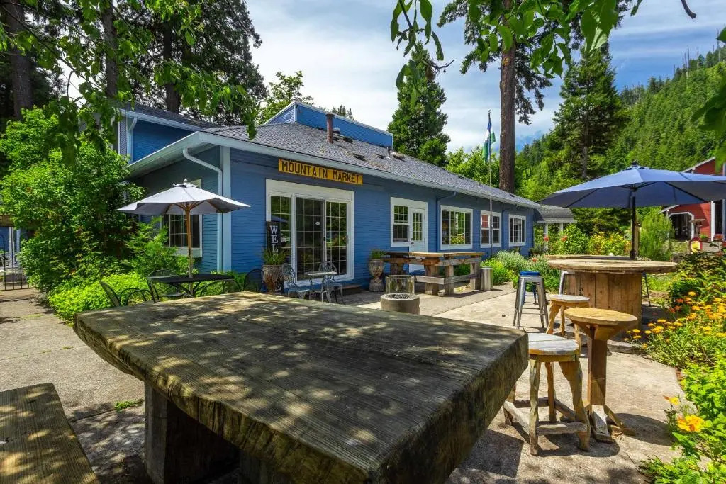 Westfir Lodge & Mountain Market