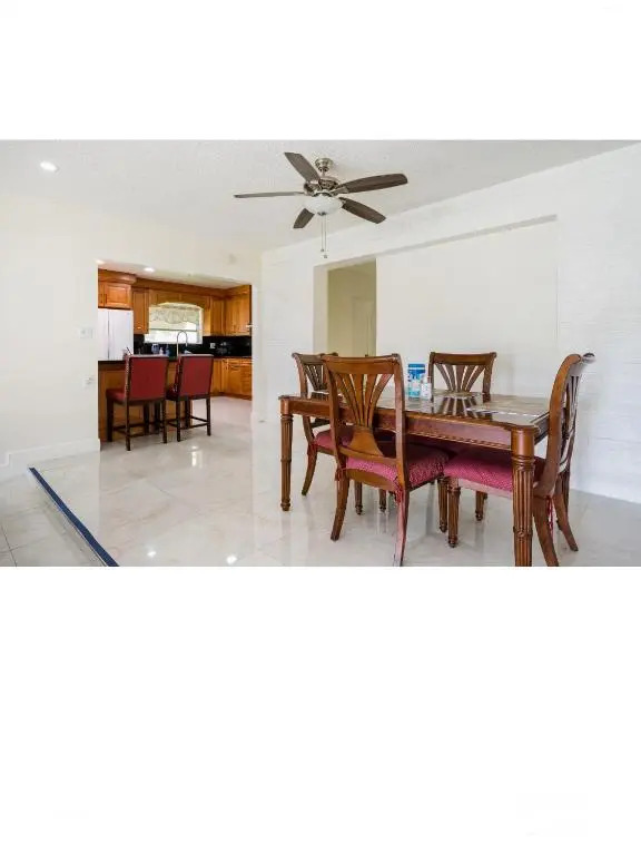 Spacious 4 bdr 2 bath home 10min to the beach Aventura mall