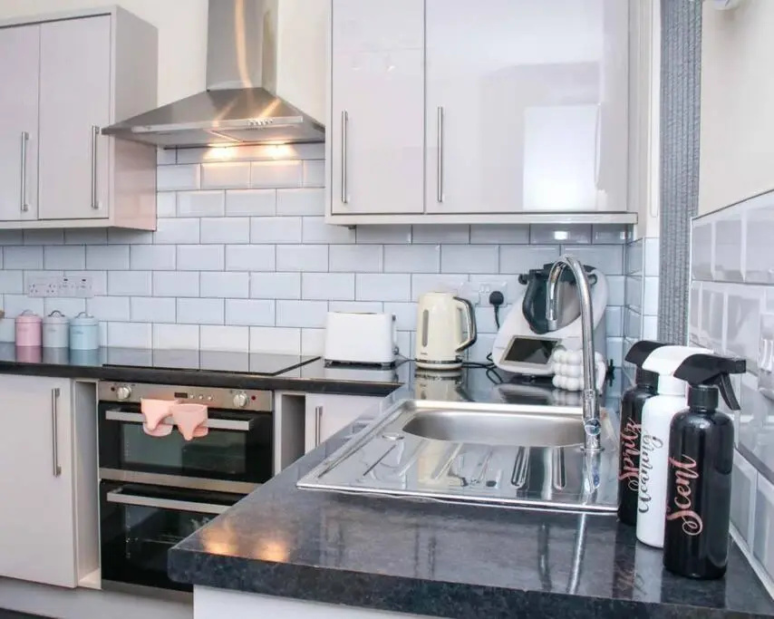 No25-Luxe Living Guest House- 2 Bed-WIFI-Free Parking-City- Beach