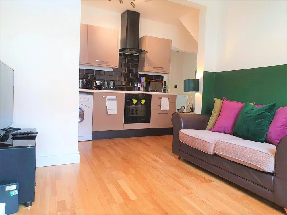 Redhill Garland- 1 bed Self Contained Apartment Close to Hospital