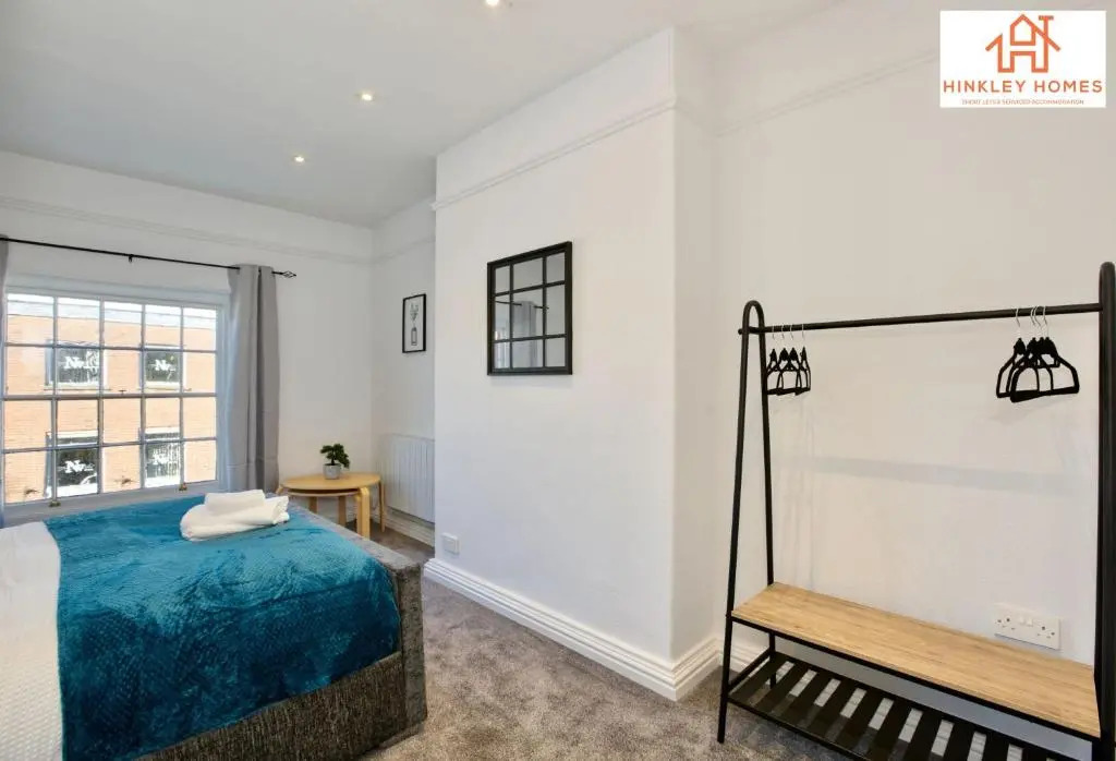 The Highstreet Retreat - Luxurious, Central & Spacious! By Hinkley Homes Short Lets & Serviced Accommodation