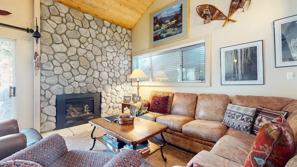 Snowcreek IV 622 Light, Bright and Updated, Walk to Snowcreek Athletic Club by RedAwning