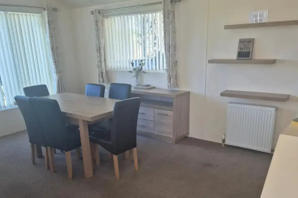 2 Bed Caravan - Sleeps 6 - Pets - Pool - Parking