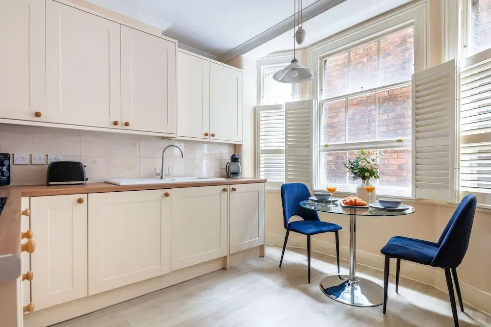 Stylish 3BR 2BA in Mayfair by Hyde Park