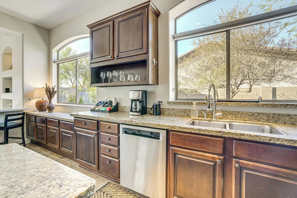 Outdoor Oasis: Spacious Family Escape in Goodyear!