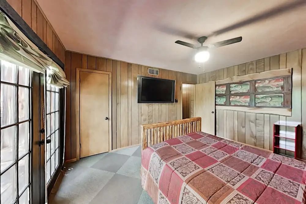 Lucky Goat House: Near Lake & Activities 4 Bedroom Cabin