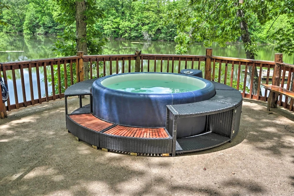 Hot Tub & Fireplace! Macks Creek Cabin on 30 Acres