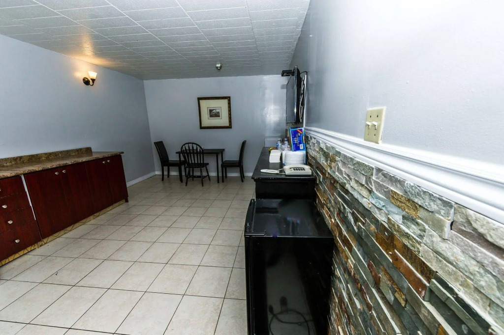 New Plaza Motel