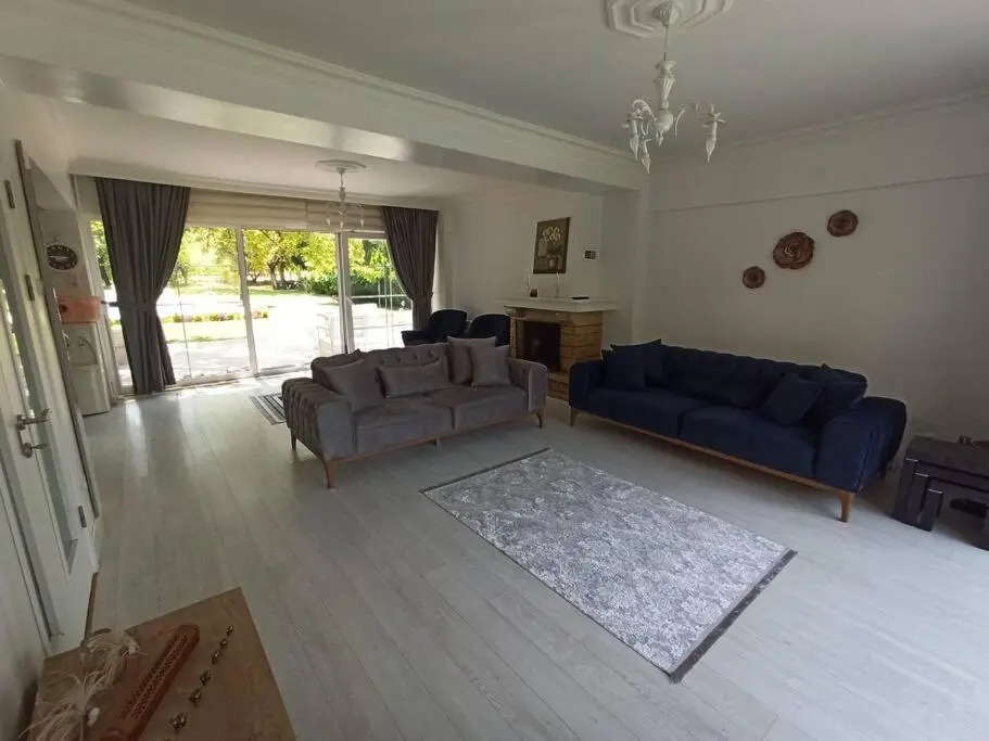 Ekşi̇ House