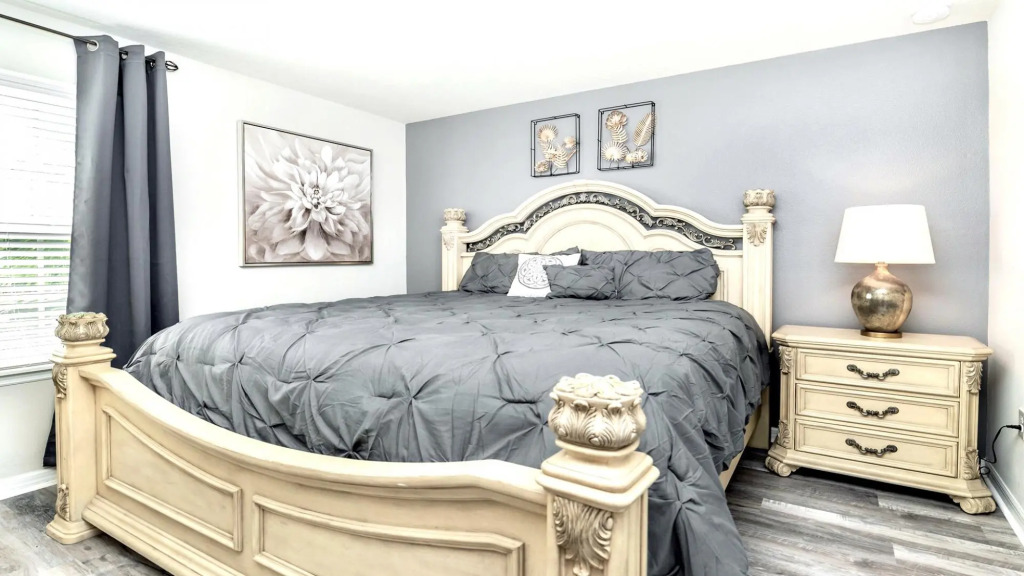 Beautiful Lake Front 8BR Villa Pool SPA Steps to Clubhouse