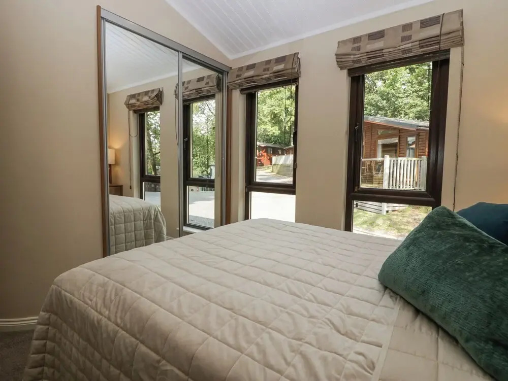 Tree House, Partial Lake Views Pet Friendly