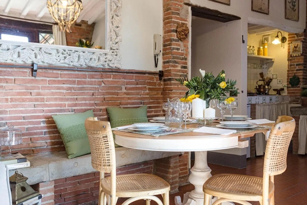 Rosyabate Cottage, with Private Garden and views between Lucca and Pistoia