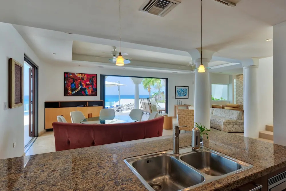 Direct Ocean Views and Beach Access, Swimming Pool, AC, Free Wifi, Near Shops & Restos