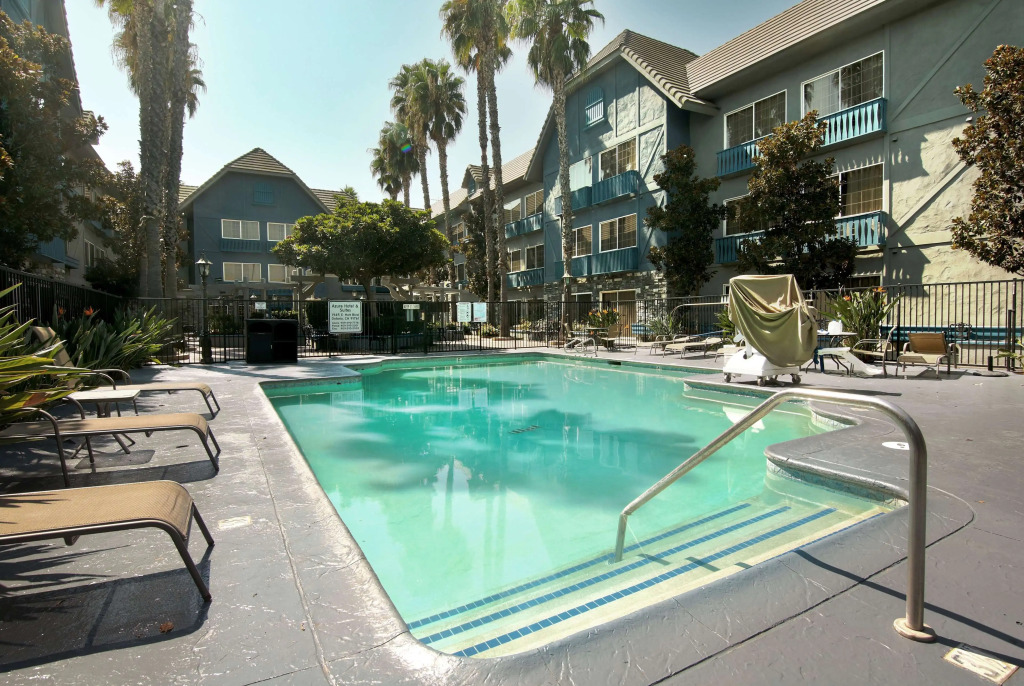 Azure Hotel&Suites Ontario Trademark Collection by Wyndham