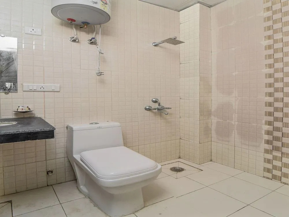 OYO 13310 Noida Suites