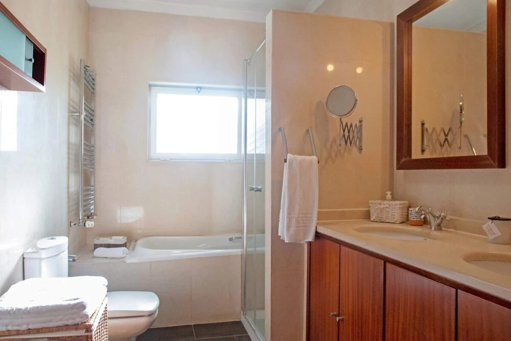 Fig Tree Family House w 4 Bedrooms, Garden & Pool