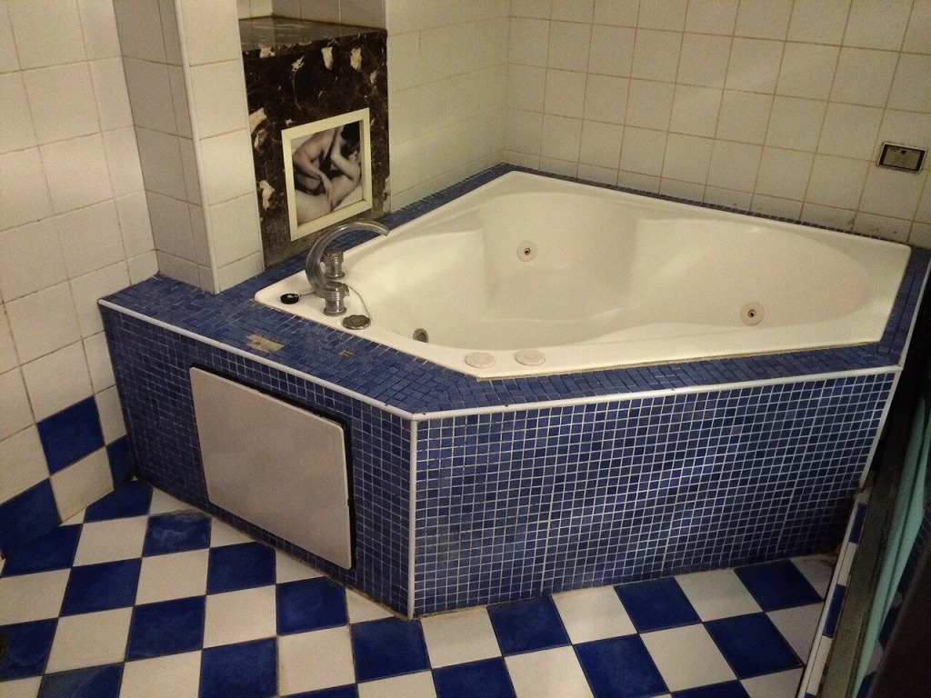 Debonair Hotel