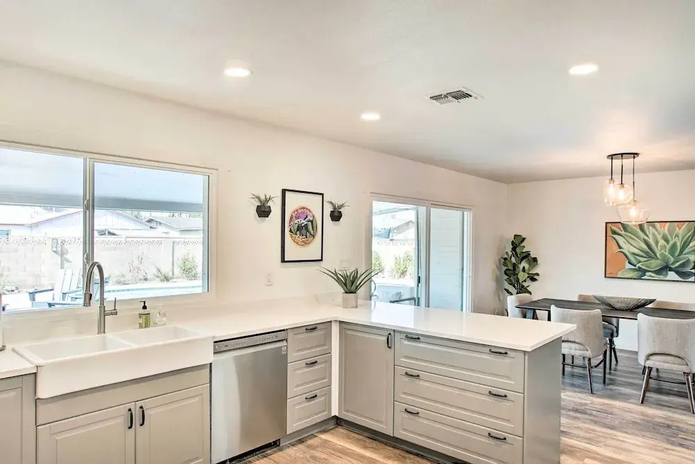Fire Pit, Heated Pool: Central Tempe Escape!