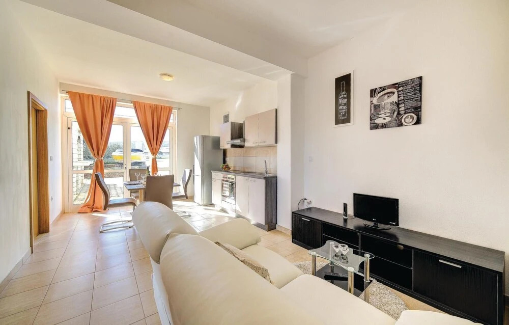 Amazing Home in Divulje With Wifi and 8 Bedrooms