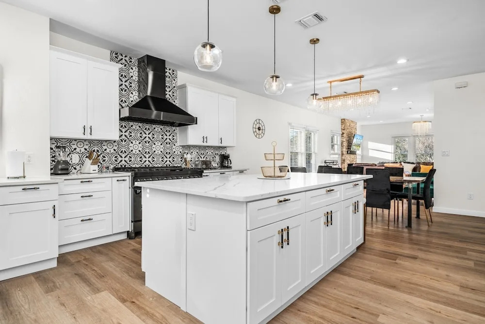 Bold Bright 4br/3.5full Baths Near Riverwalk Dtown